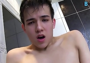 Entz&uuml_ckender asiatisch Junge Alexandre Lee, der seinen Hahn about der Badewanne erforscht