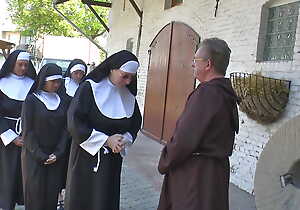 Nun loves lose one's heart to alfresco