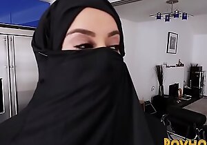 Muslim busty slattern pov engulfing increased by railing weasel rules recounting to burka