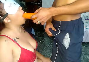 juagando al juego del gusto con mi tio pequeña paisa con los ojos vendados con lustylatinasex