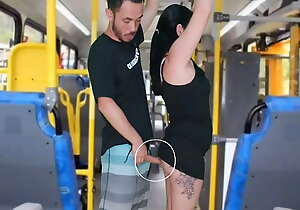 ABSURDO EM PUBLICO NO ÔNIBUS homem da esfrega o pau na morena ate gozar na sua bunda e vestido