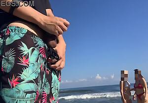Me toco la verga en la playa pública frente a dos chicas sexys y ellas deciden ayudarme a terminar