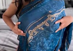 Sexy Pakistani Aaliyah Yasin makes herself cum