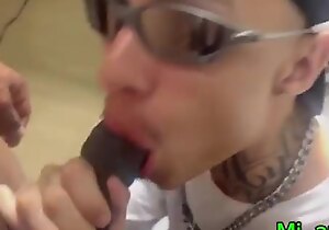 MEU MARIDO CORNO GOSTA DE VER EU MAMANDO OUTROS CARAS PEDE PRA PARTICIPAR